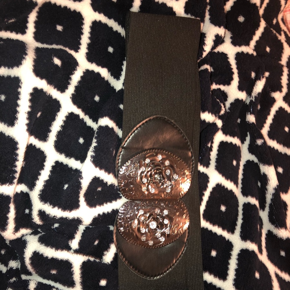 Women’s, black designed belt!